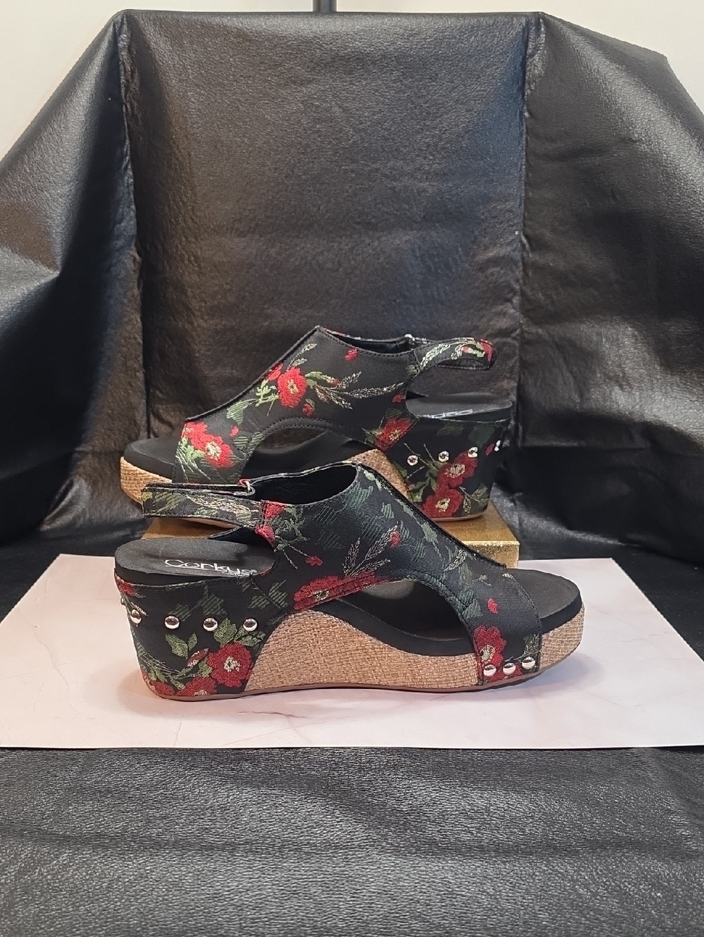 New W/O Box Corkys Carly Black Wedge Sandals with Red Floral Print Womens Sz 9